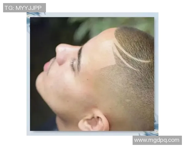 发际线高的足球明星们如何在赛场上展现自信与魅力