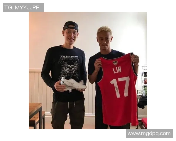 足球明星亲自送球衣粉丝感动不已现场互动温馨瞬间