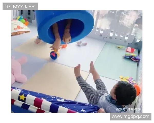 足球明星的儿子萌态十足引发网友热议可爱瞬间频频被分享